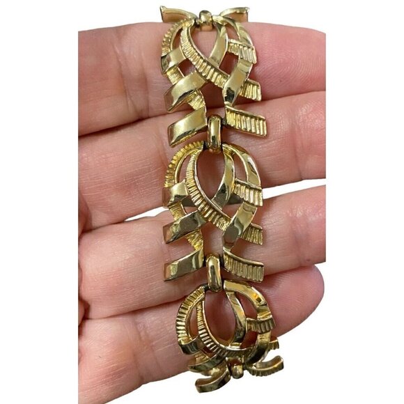 Coro Vintage Estate Linked Bracelet Gold Tone Keeper Chain 7 Inches - Picture 1 of 4